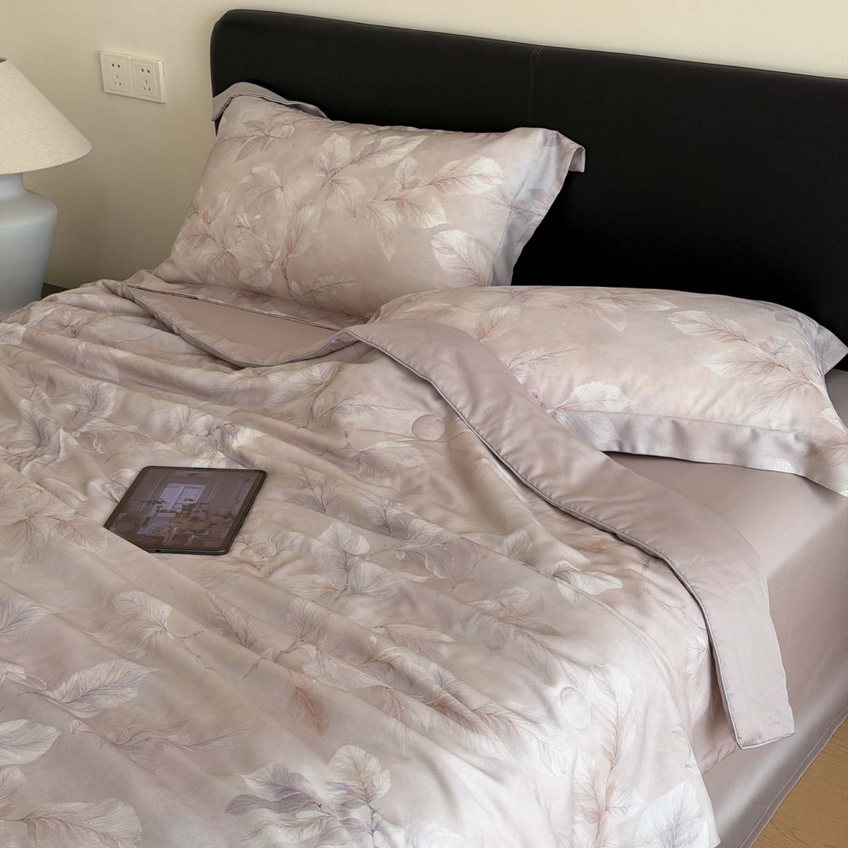 91家纺网 家纺一手货源 找家纺 优彩 2026春夏新款50天丝夏被莱赛尔纤维夏被四件套天丝夏被单夏被单床笠单床单（控价单夏被不低于150） 叶语