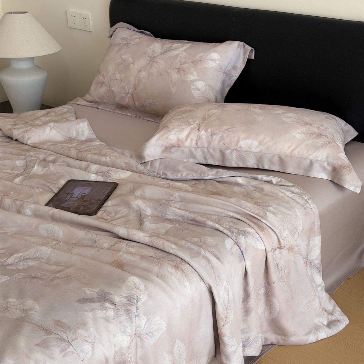 91家纺网 家纺一手货源 找家纺 优彩 2026春夏新款50天丝夏被莱赛尔纤维夏被四件套天丝夏被单夏被单床笠单床单（控价单夏被不低于150） 叶语