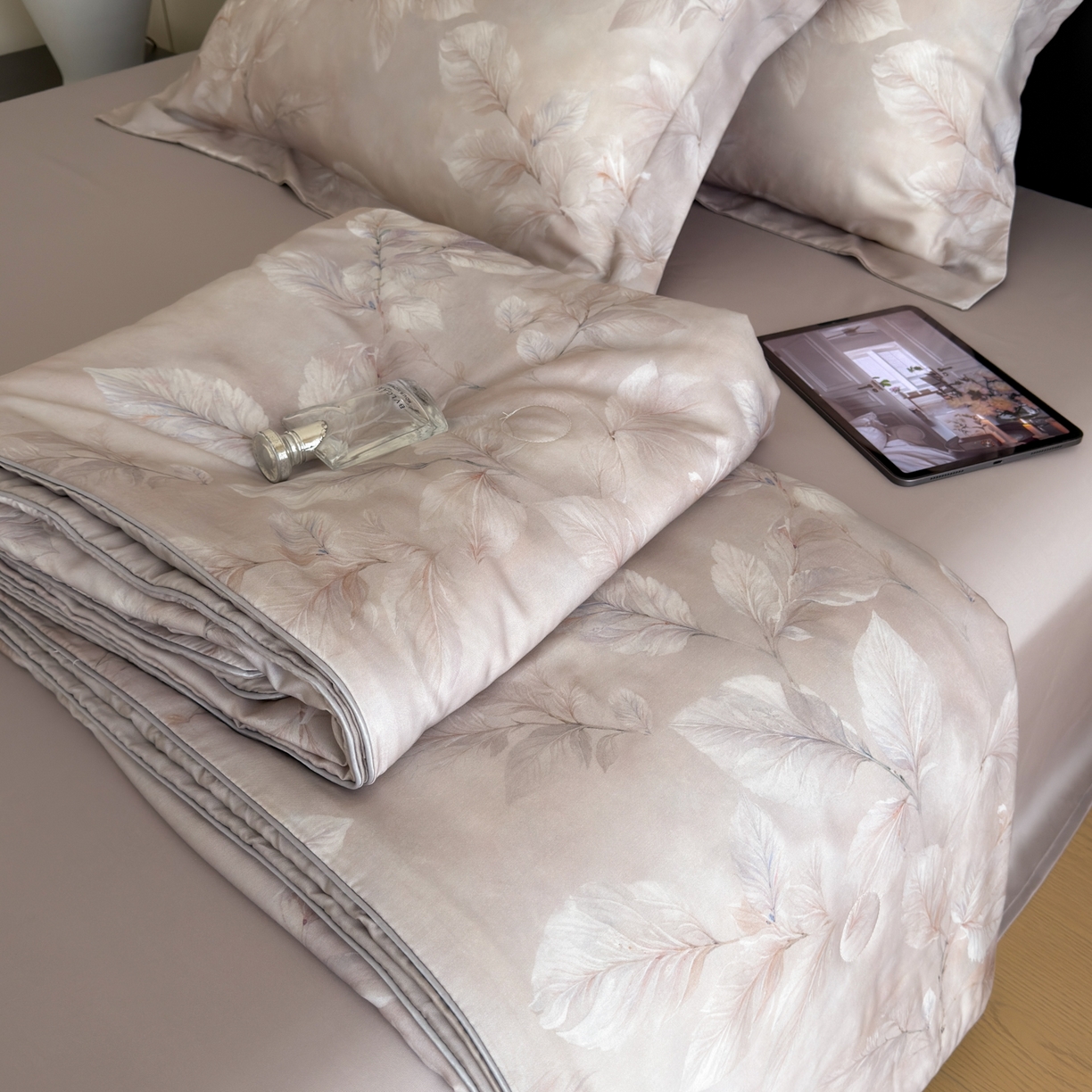 91家纺网 家纺一手货源 找家纺 优彩 2026春夏新款50天丝夏被莱赛尔纤维夏被四件套天丝夏被单夏被单床笠单床单（控价单夏被不低于150） 叶语