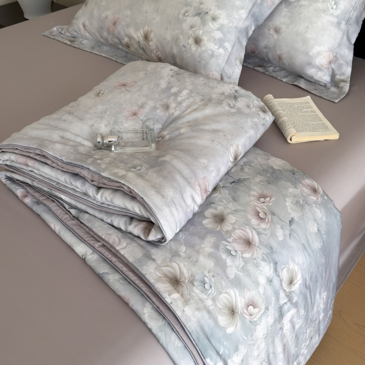 91家纺网 家纺一手货源 找家纺 优彩 2026春夏新款50天丝夏被莱赛尔纤维夏被四件套天丝夏被单夏被单床笠单床单（控价单夏被不低于150） 云半-蓝灰