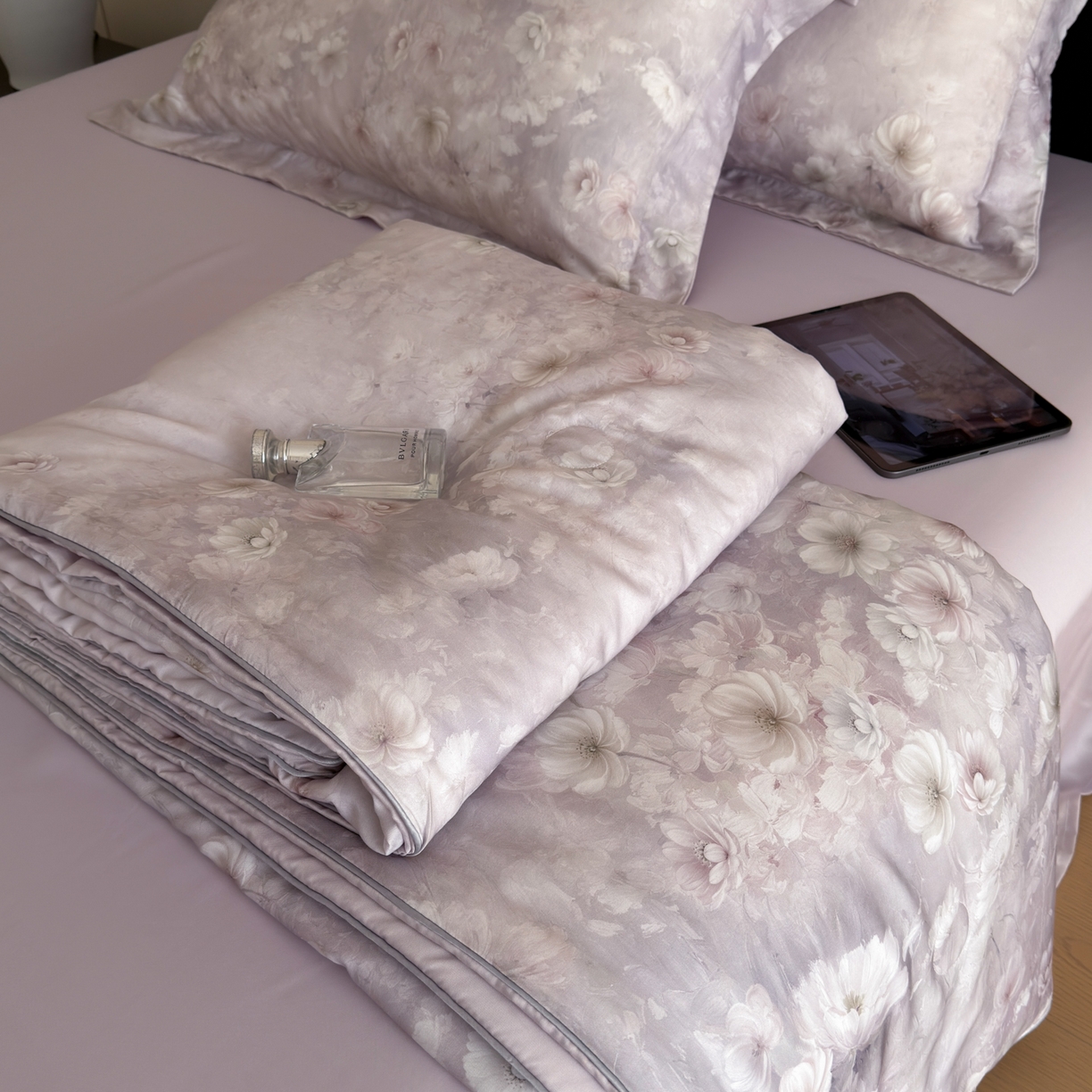 91家纺网 家纺一手货源 找家纺 优彩 2026春夏新款50天丝夏被莱赛尔纤维夏被四件套天丝夏被单夏被单床笠单床单（控价单夏被不低于150） 云半-紫