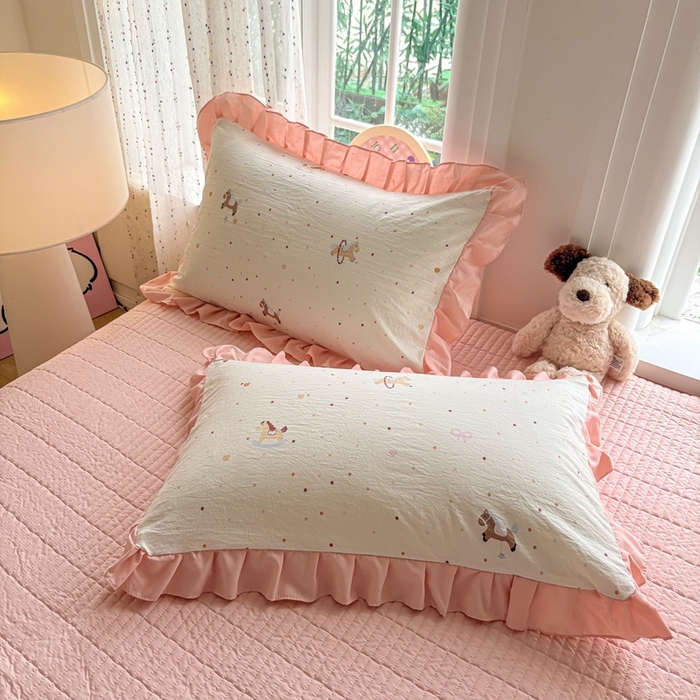 91家纺网 家纺一手货源 找家纺 铠畅 2026春夏新款 锦朵系列韩版水洗棉小清新古棉床盖四件套 锦朵 木马乐园粉