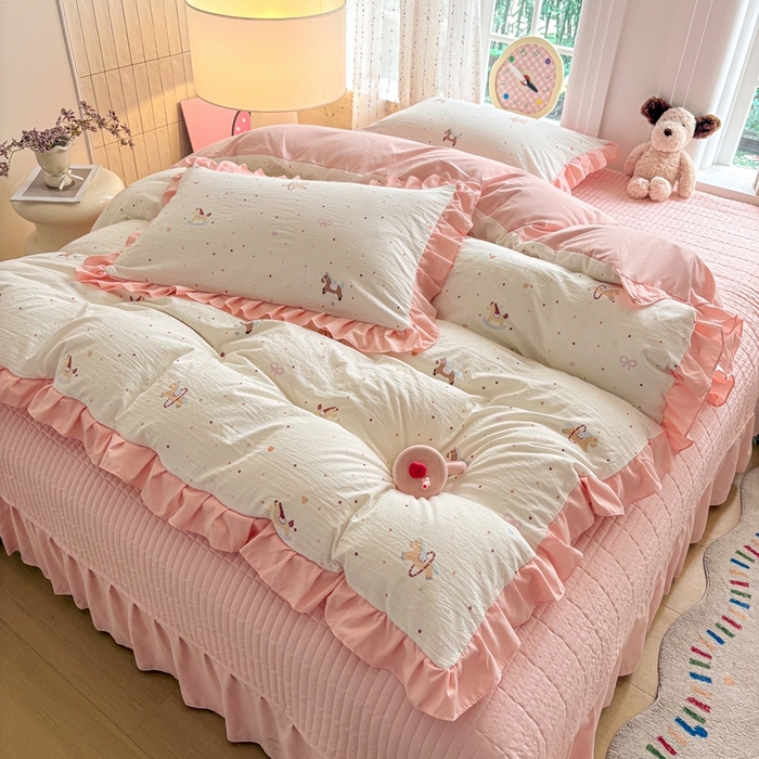 91家纺网 家纺一手货源 找家纺 铠畅 2026春夏新款 锦朵系列韩版水洗棉小清新古棉床盖四件套 锦朵 木马乐园粉