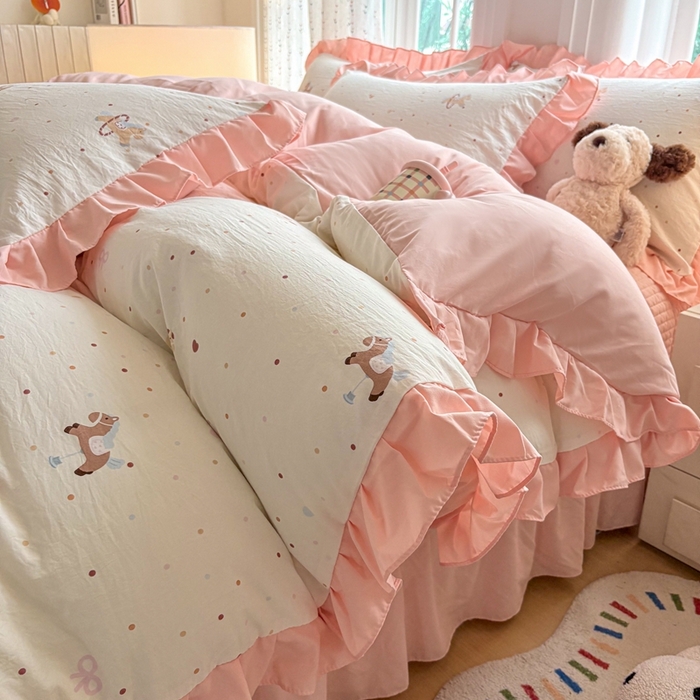 91家纺网 家纺一手货源 找家纺 铠畅 2026春夏新款 锦朵系列韩版水洗棉小清新古棉床盖四件套 锦朵 木马乐园粉