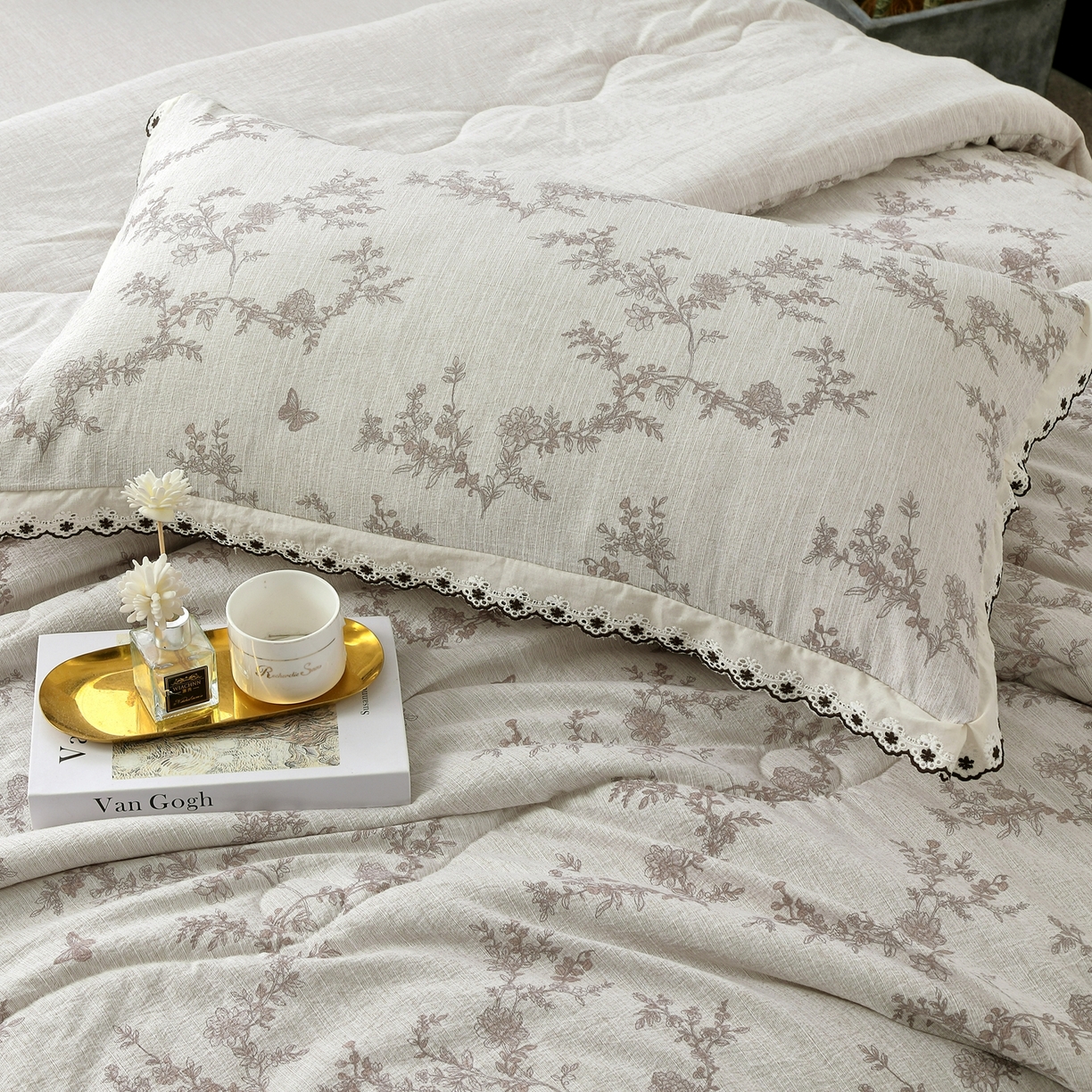 91家纺网 家纺一手货源 找家纺 恋之语 2026新款爆款花边色织水洗棉夏被夏凉被空调被四件套 灰枝疏影