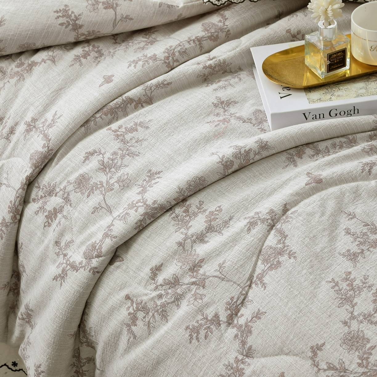 91家纺网 家纺一手货源 找家纺 恋之语 2026新款爆款花边色织水洗棉夏被夏凉被空调被四件套 灰枝疏影