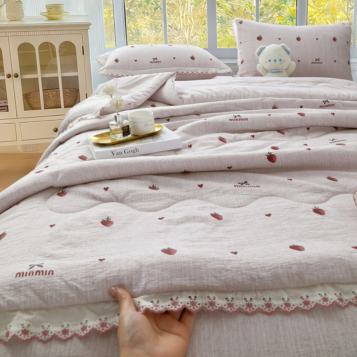 91家纺网 家纺一手货源 找家纺 恋之语 2026新款爆款花边色织水洗棉夏被夏凉被空调被四件套 草莓甜酒