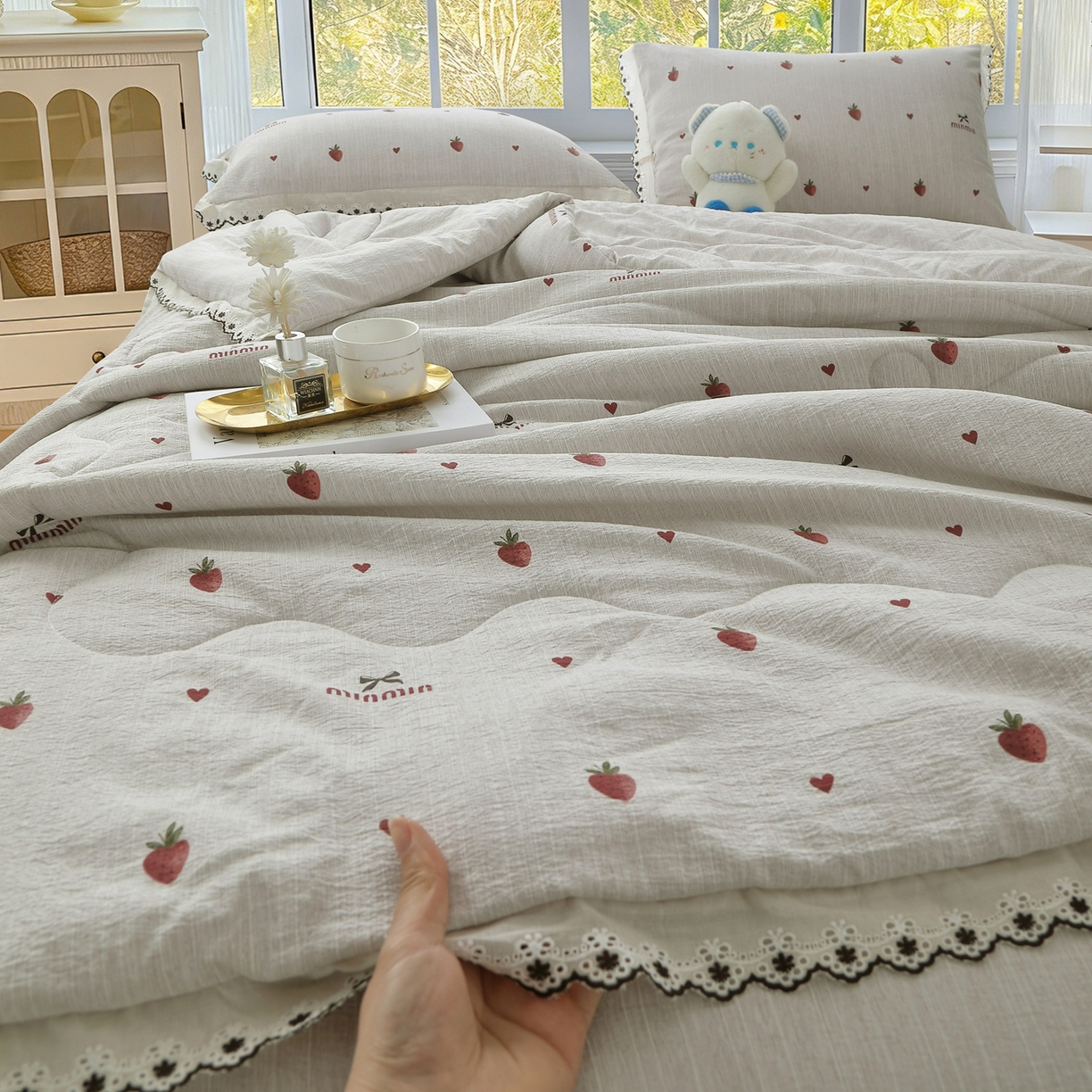 91家纺网 家纺一手货源 找家纺 恋之语 2026新款爆款花边色织水洗棉夏被夏凉被空调被四件套 草莓