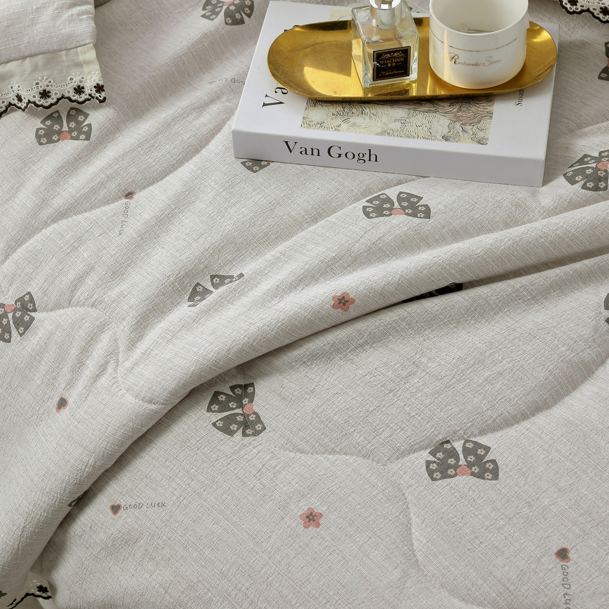 91家纺网 家纺一手货源 找家纺 恋之语 2026新款爆款花边色织水洗棉夏被夏凉被空调被四件套 墨蝶轻舞