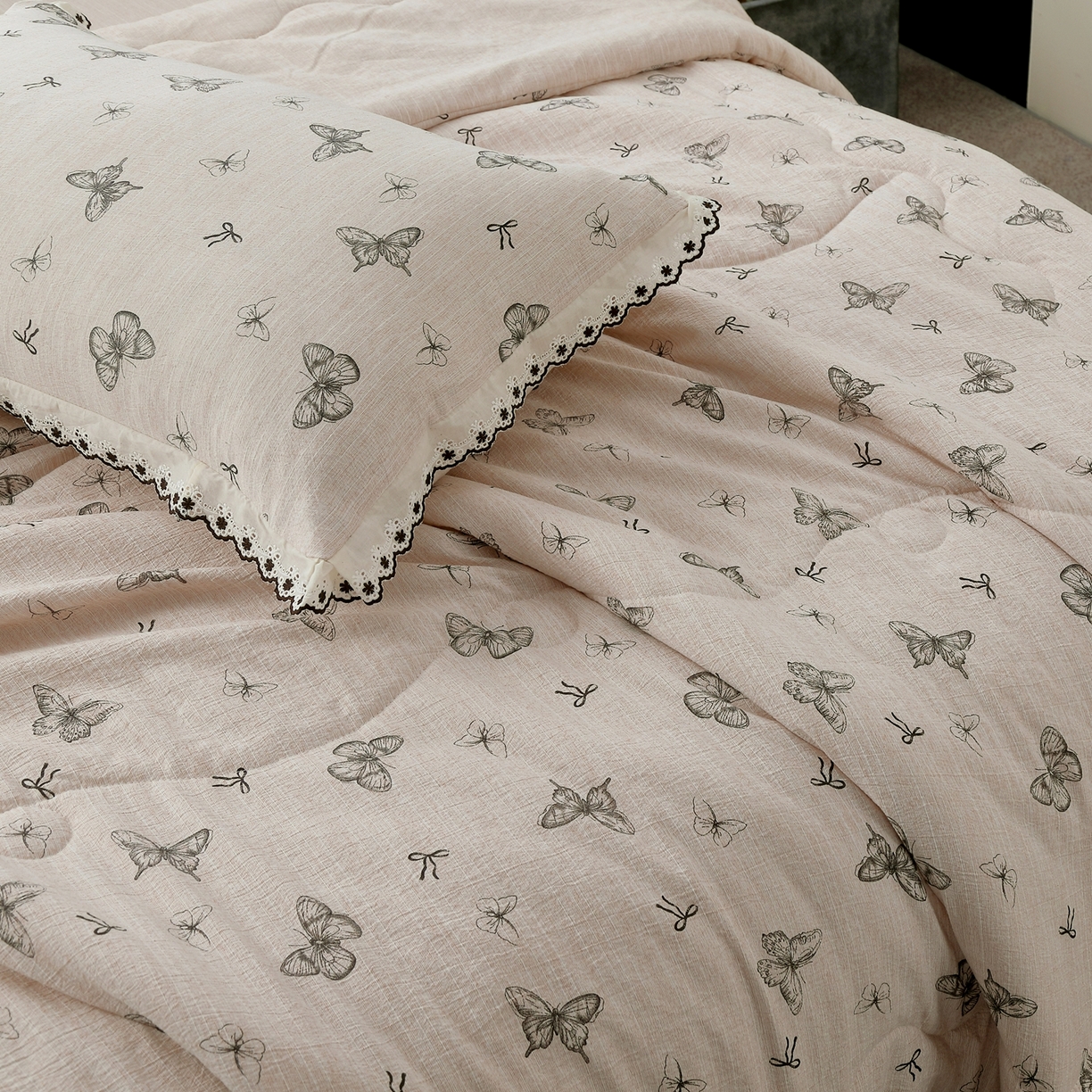 91家纺网 家纺一手货源 找家纺 恋之语 2026新款爆款花边色织水洗棉夏被夏凉被空调被四件套 浅棕蝶舞