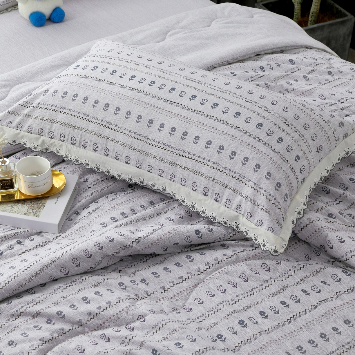 91家纺网 家纺一手货源 找家纺 恋之语 2026新款爆款花边色织水洗棉夏被夏凉被空调被四件套 灰调条纹