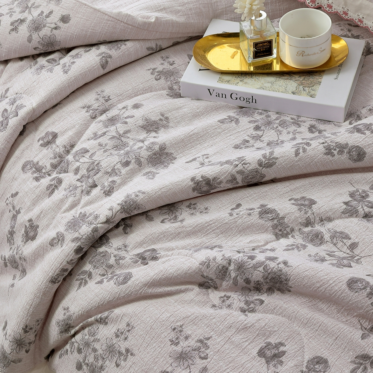 91家纺网 家纺一手货源 找家纺 恋之语 2026新款爆款花边色织水洗棉夏被夏凉被空调被四件套 灰枝漫舞