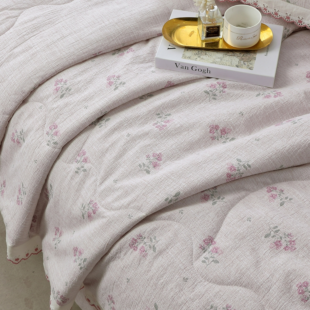 91家纺网 家纺一手货源 找家纺 恋之语 2026新款爆款花边色织水洗棉夏被夏凉被空调被四件套 粉雾小花