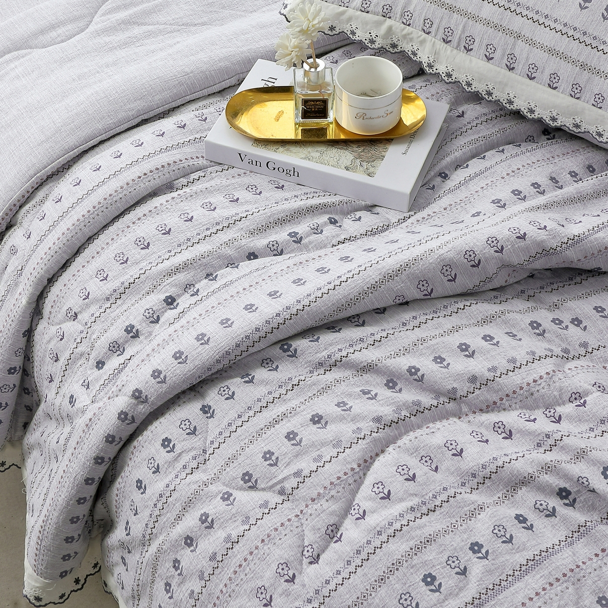 91家纺网 家纺一手货源 找家纺 恋之语 2026新款爆款花边色织水洗棉夏被夏凉被空调被四件套 灰调条纹