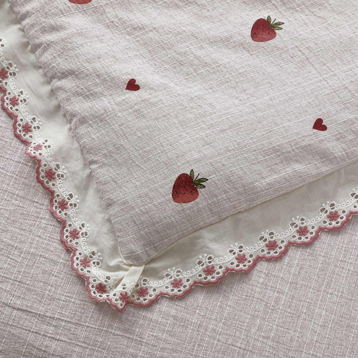 91家纺网 家纺一手货源 找家纺 恋之语 2026新款爆款花边色织水洗棉夏被夏凉被空调被四件套 草莓甜酒