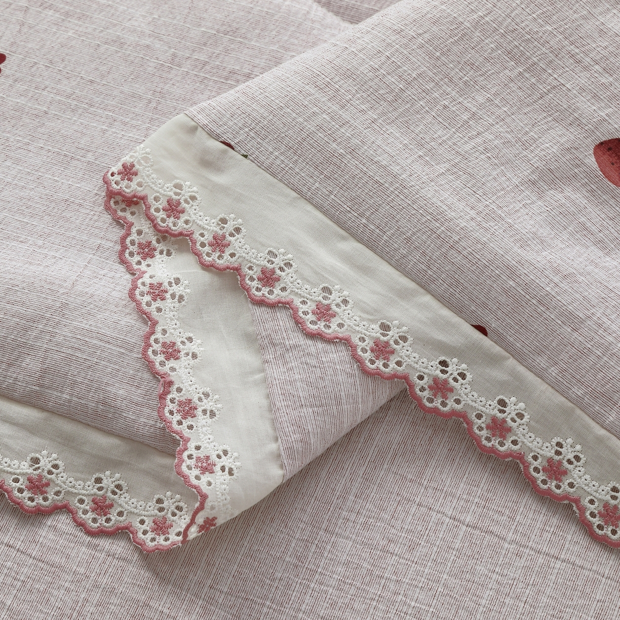 91家纺网 家纺一手货源 找家纺 恋之语 2026新款爆款花边色织水洗棉夏被夏凉被空调被四件套 草莓甜酒