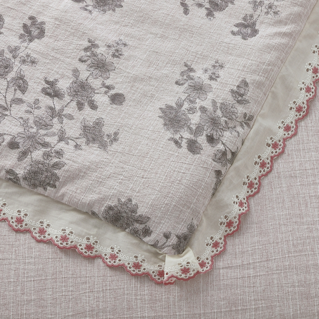 91家纺网 家纺一手货源 找家纺 恋之语 2026新款爆款花边色织水洗棉夏被夏凉被空调被四件套 灰枝漫舞