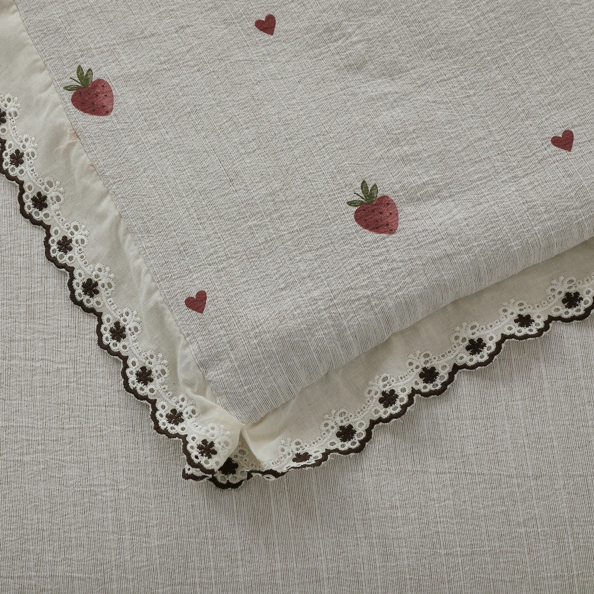 91家纺网 家纺一手货源 找家纺 恋之语 2026新款爆款花边色织水洗棉夏被夏凉被空调被四件套 草莓