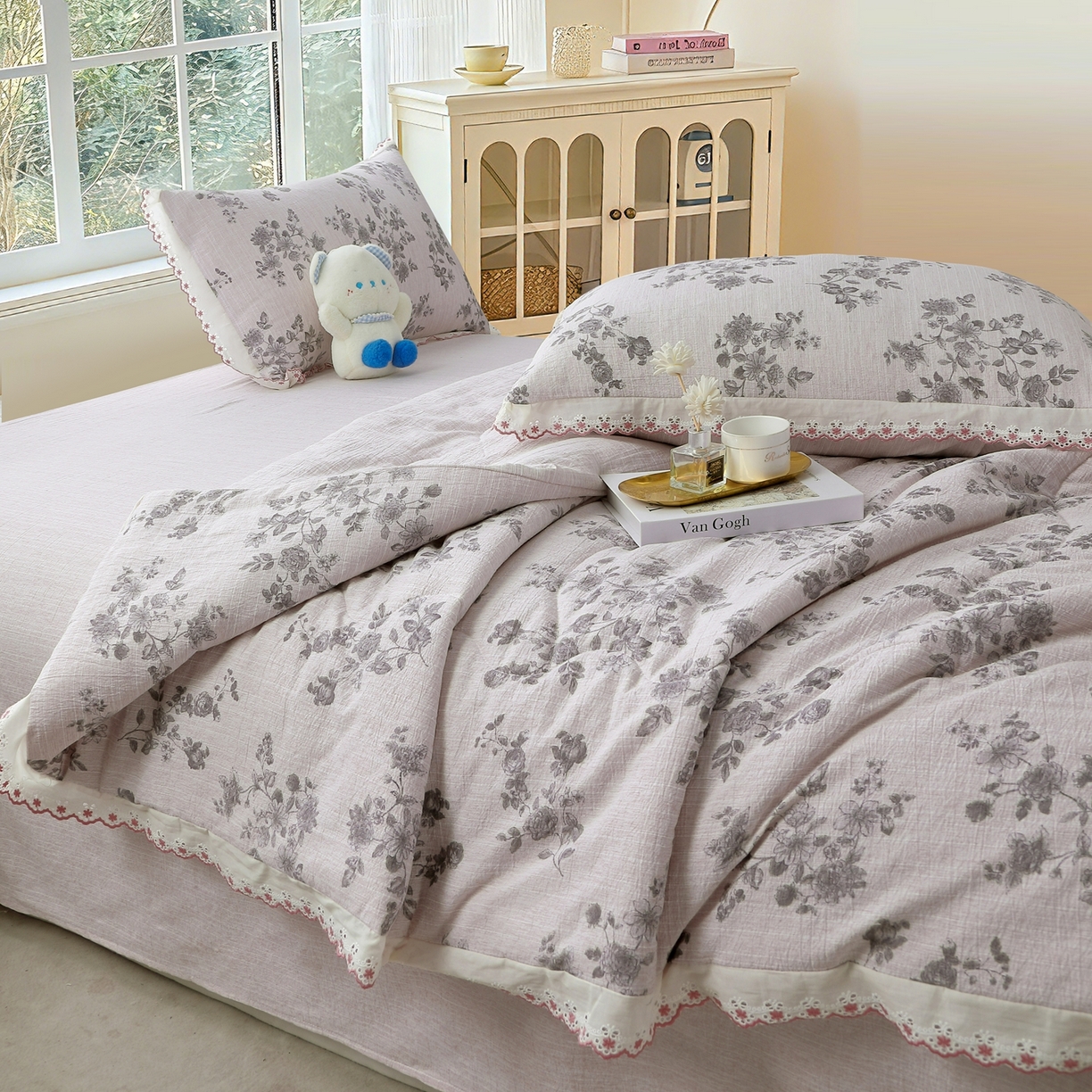 91家纺网 家纺一手货源 找家纺 恋之语 2026新款爆款花边色织水洗棉夏被夏凉被空调被四件套 灰枝漫舞