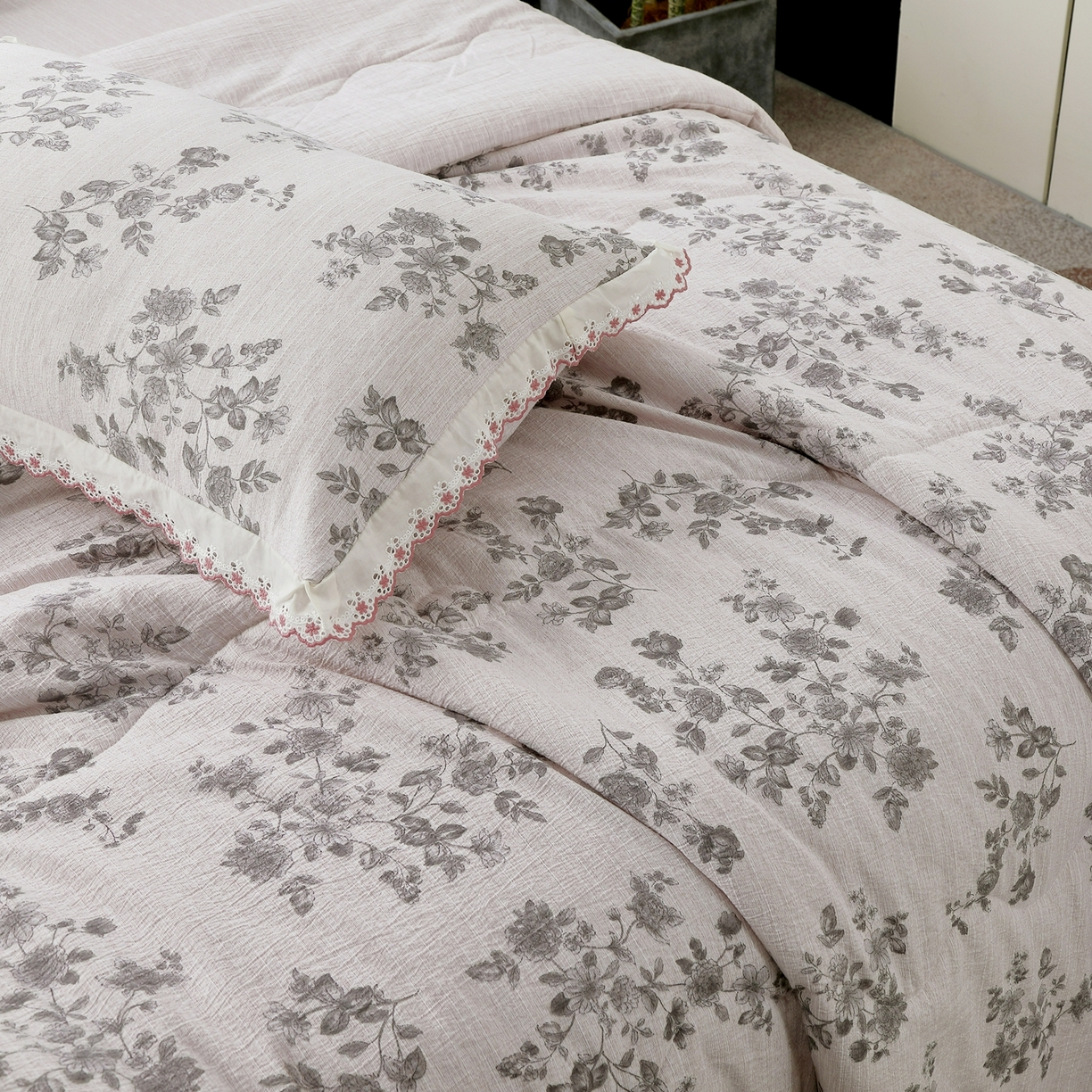 91家纺网 家纺一手货源 找家纺 恋之语 2026新款爆款花边色织水洗棉夏被夏凉被空调被四件套 灰枝漫舞