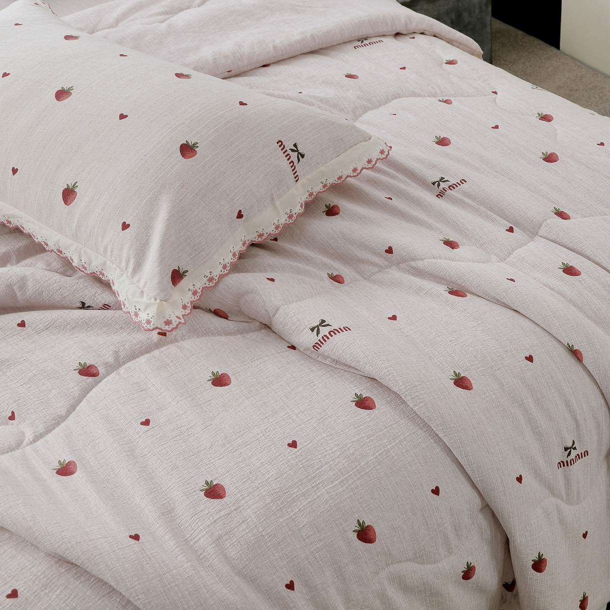 91家纺网 家纺一手货源 找家纺 恋之语 2026新款爆款花边色织水洗棉夏被夏凉被空调被四件套 草莓甜酒