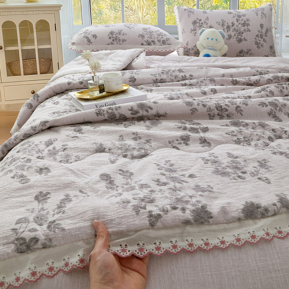 91家纺网 家纺一手货源 找家纺 恋之语 2026新款爆款花边色织水洗棉夏被夏凉被空调被四件套 灰枝漫舞