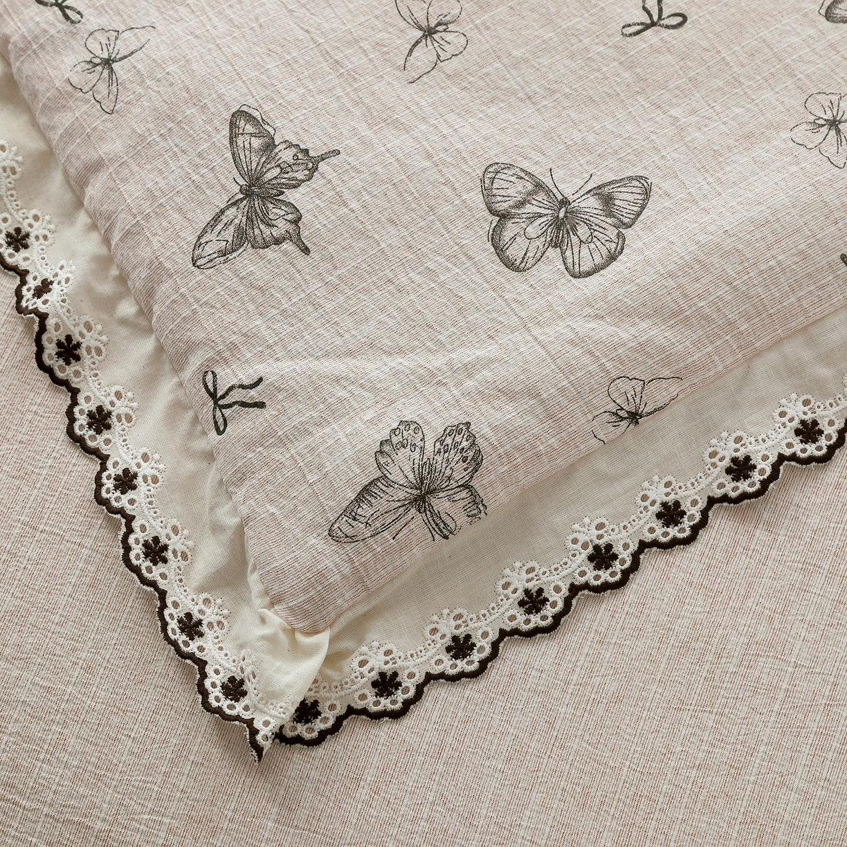 91家纺网 家纺一手货源 找家纺 恋之语 2026新款爆款花边色织水洗棉夏被夏凉被空调被四件套 浅棕蝶舞