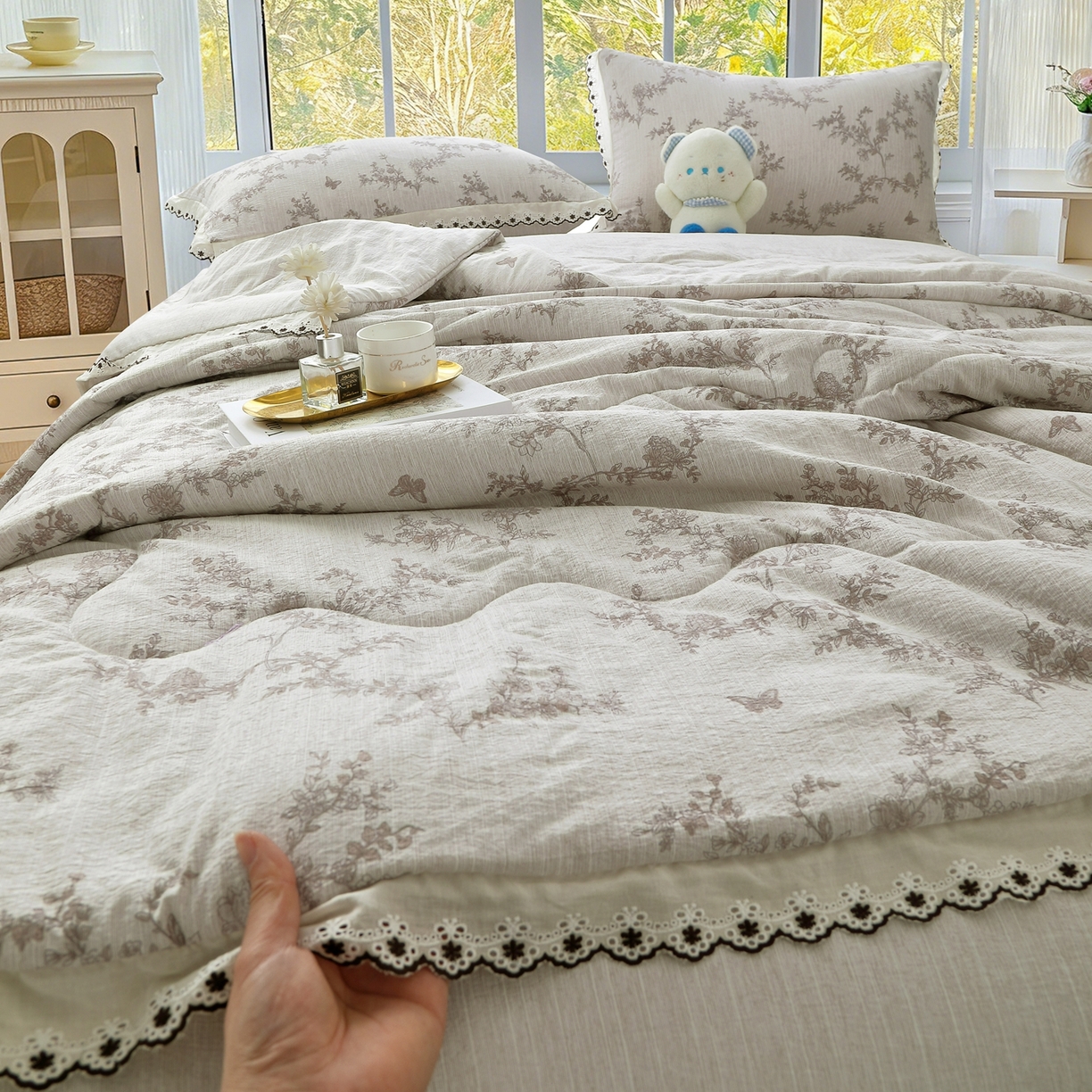 91家纺网 家纺一手货源 找家纺 恋之语 2026新款爆款花边色织水洗棉夏被夏凉被空调被四件套 灰枝疏影