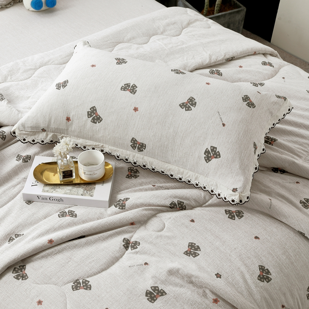 91家纺网 家纺一手货源 找家纺 恋之语 2026新款爆款花边色织水洗棉夏被夏凉被空调被四件套 墨蝶轻舞