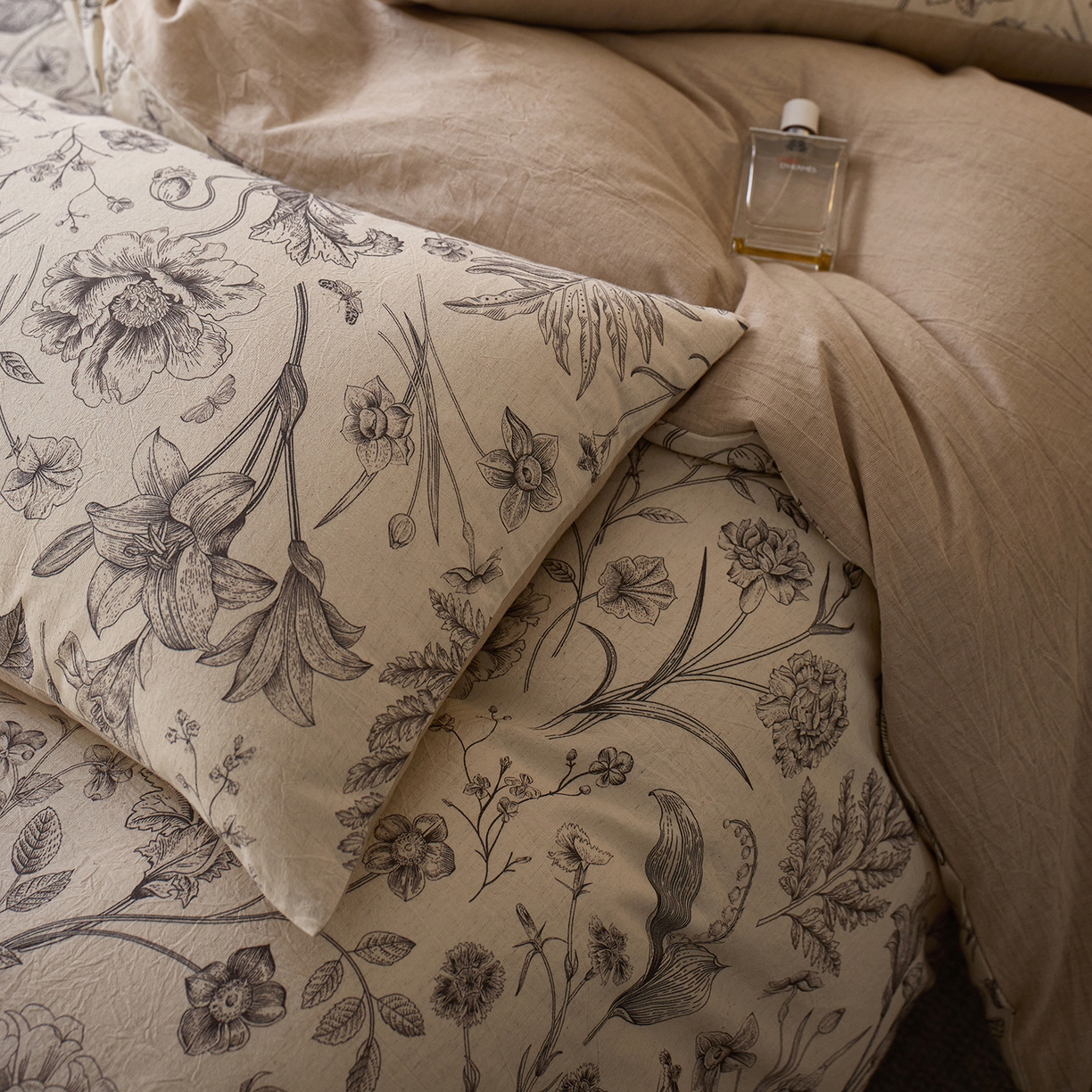 91家纺网 家纺一手货源 找家纺 千朵森 2026新款复古全棉棉麻碎花四件套 素栖花影