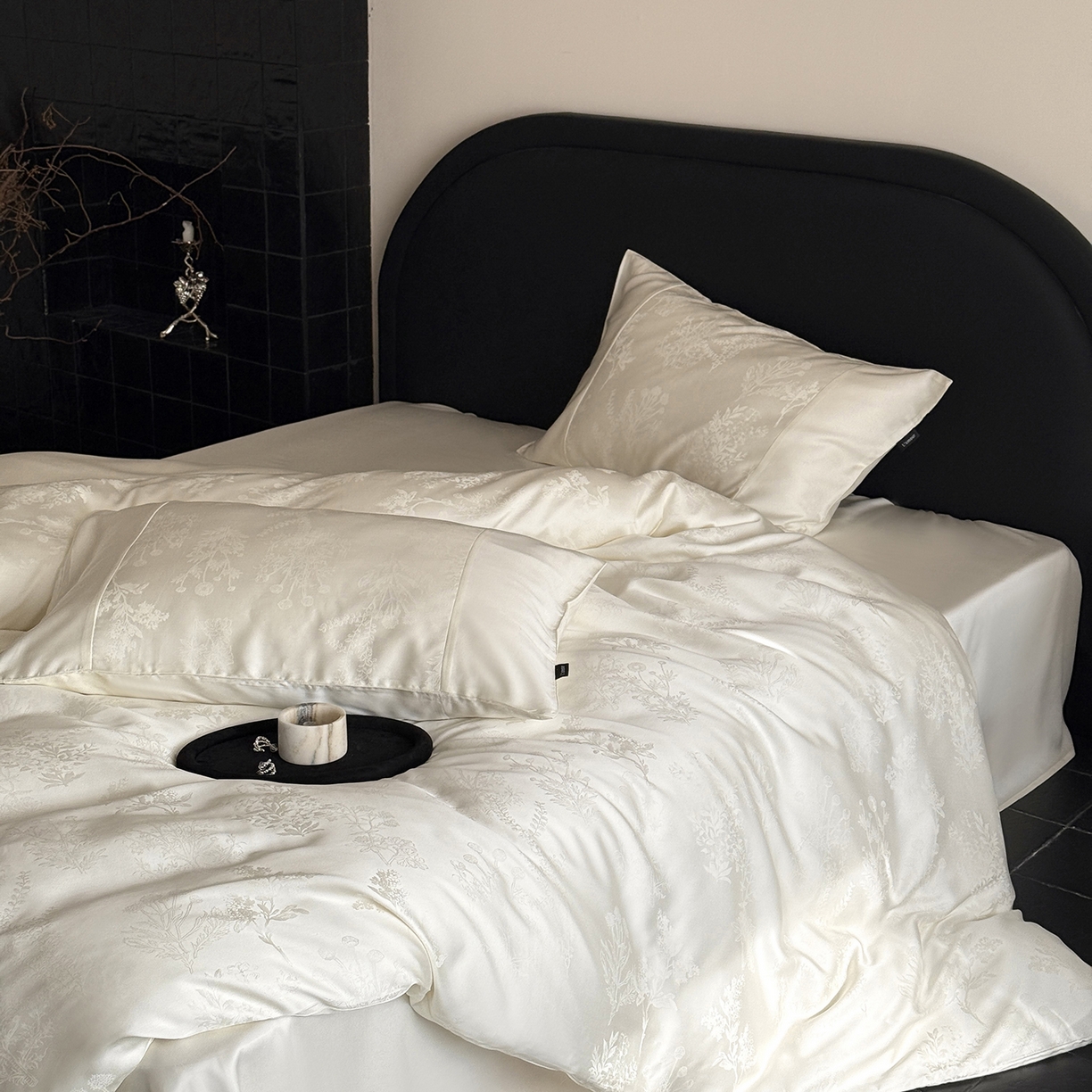 91家纺网 家纺一手货源 找家纺 （总）鹿班家居 2026新款60S兰精天丝提花系列四件套-夜雨蔷薇（标准会员-20元）