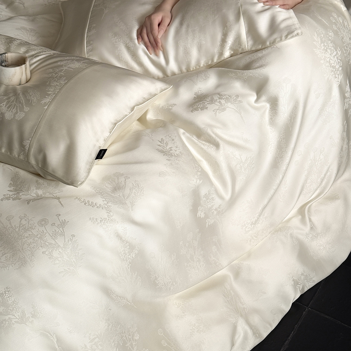 91家纺网 家纺一手货源 找家纺 （总）鹿班家居 2026新款60S兰精天丝提花系列四件套-夜雨蔷薇（标准会员-20元）