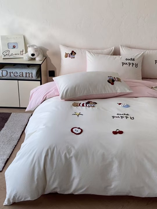 91家纺网 家纺一手货源 找家纺 拼社家纺 2026新款A类母婴级全棉纯棉水洗棉四件套毛巾绣纯棉四件套床上用品提供买家秀 萌宠派对-樱花粉