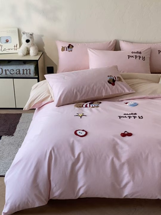 91家纺网 家纺一手货源 找家纺 拼社家纺 2026新款A类母婴级全棉纯棉水洗棉四件套毛巾绣纯棉四件套床上用品提供买家秀 萌宠派对-桃粉