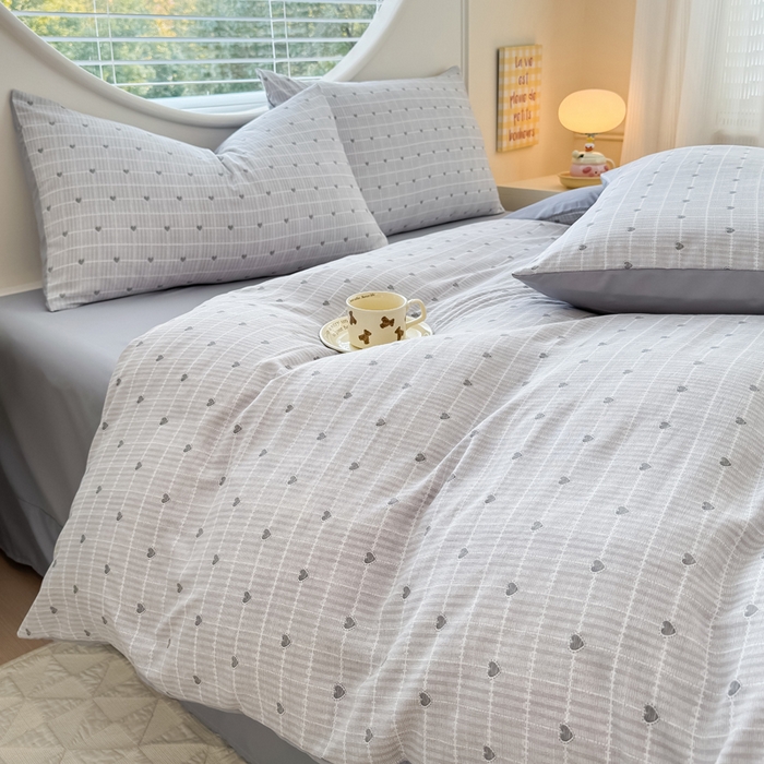 91家纺网 家纺一手货源 找家纺 爱多多家居 2026新款双层纱针织棉印花四件套 爱心灰