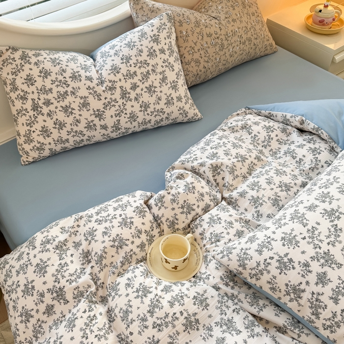 91家纺网 家纺一手货源 找家纺 爱多多家居 2026新款双层纱针织棉印花四件套 花丛灰