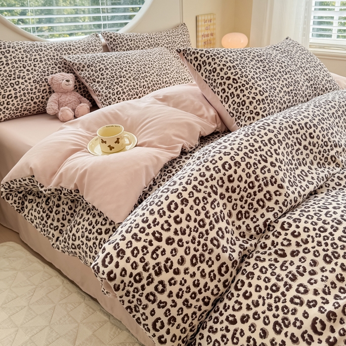 91家纺网 家纺一手货源 找家纺 爱多多家居 2026新款双层纱针织棉印花四件套 小豹纹