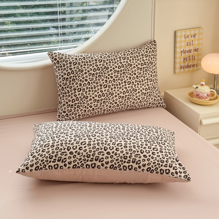 91家纺网 家纺一手货源 找家纺 爱多多家居 2026新款双层纱针织棉印花四件套 小豹纹