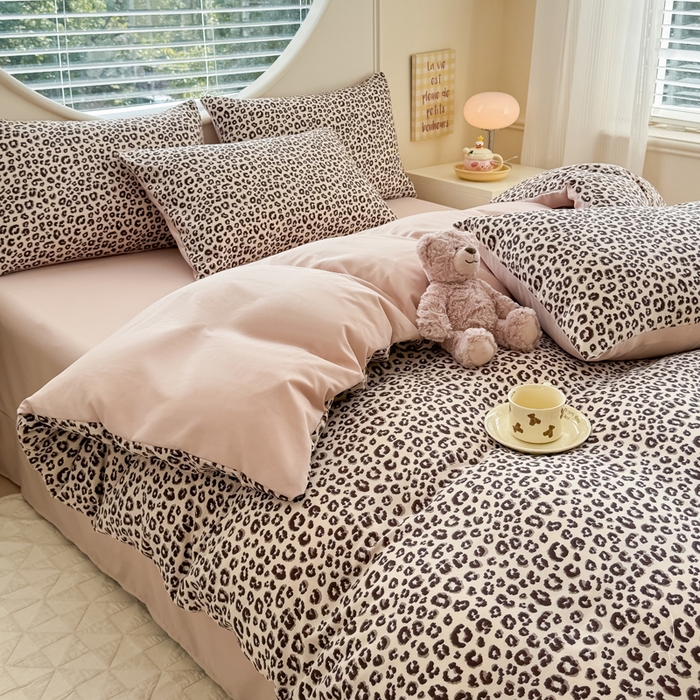 91家纺网 家纺一手货源 找家纺 爱多多家居 2026新款双层纱针织棉印花四件套 小豹纹