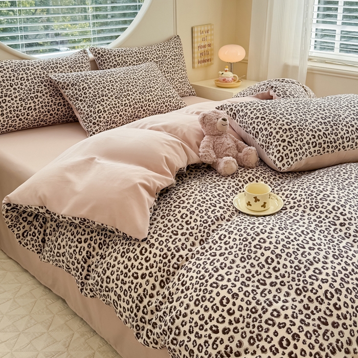 91家纺网 家纺一手货源 找家纺 爱多多家居 2026新款双层纱针织棉印花四件套 小豹纹