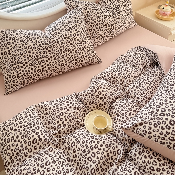 91家纺网 家纺一手货源 找家纺 爱多多家居 2026新款双层纱针织棉印花四件套 小豹纹