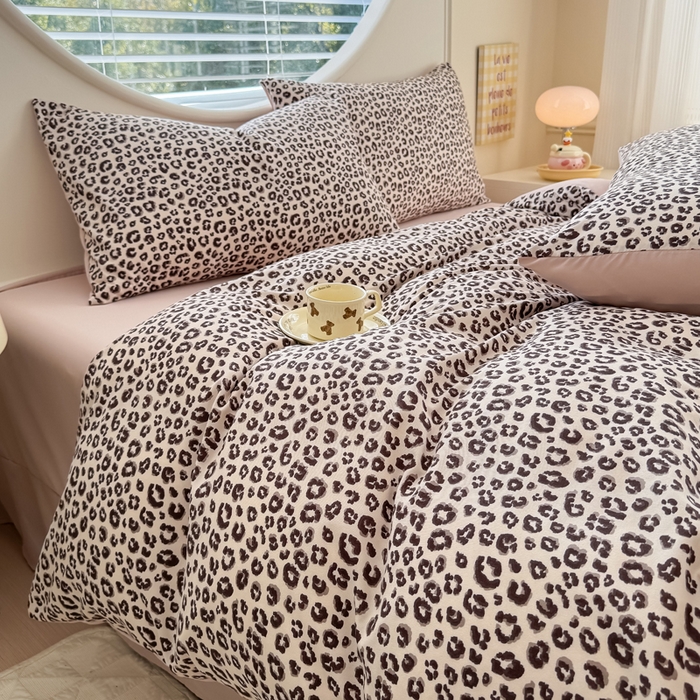 91家纺网 家纺一手货源 找家纺 爱多多家居 2026新款双层纱针织棉印花四件套 小豹纹