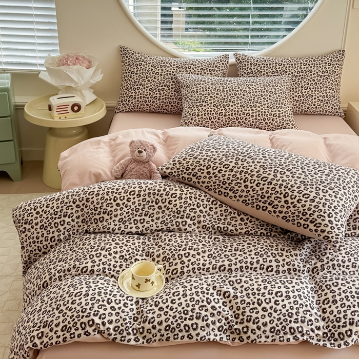 91家纺网 家纺一手货源 找家纺 爱多多家居 2026新款双层纱针织棉印花四件套 小豹纹