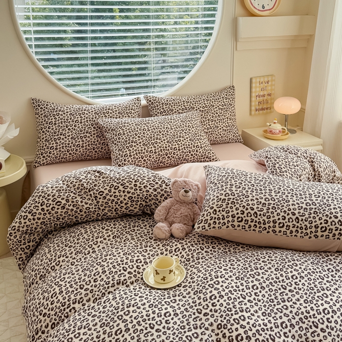 91家纺网 家纺一手货源 找家纺 爱多多家居 2026新款双层纱针织棉印花四件套 小豹纹