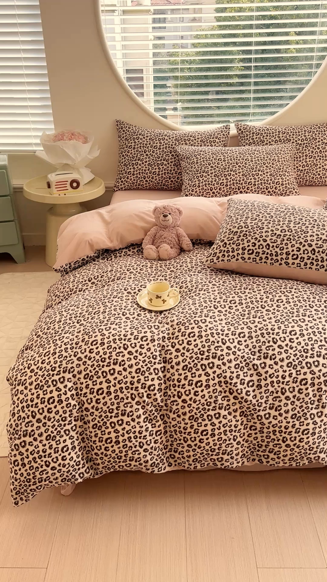 91家纺网 家纺一手货源 找家纺 爱多多家居 2026新款双层纱针织棉印花四件套 小豹纹