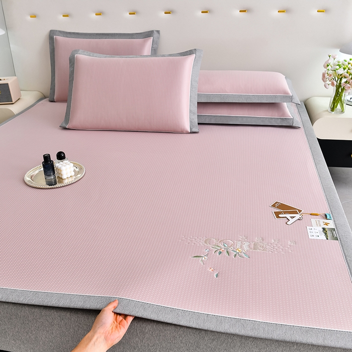 91家纺网 家纺一手货源 找家纺 小牛席业 2026新款花漾芯语绣花凉感冰丝席系列凉席藤席冰藤席冰丝席草席竹席乳胶席凉感豆豆席 粉色