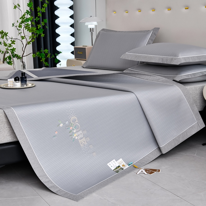 91家纺网 家纺一手货源 找家纺 小牛席业 2026新款花漾芯语绣花凉感冰丝席系列凉席藤席冰藤席冰丝席草席竹席乳胶席凉感豆豆席 灰色