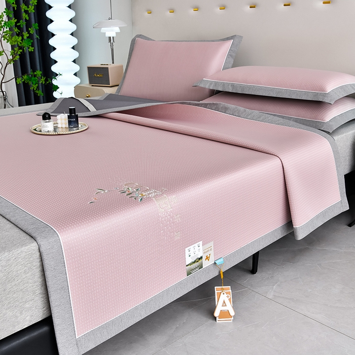 91家纺网 家纺一手货源 找家纺 小牛席业 2026新款花漾芯语绣花凉感冰丝席系列凉席藤席冰藤席冰丝席草席竹席乳胶席凉感豆豆席 粉色