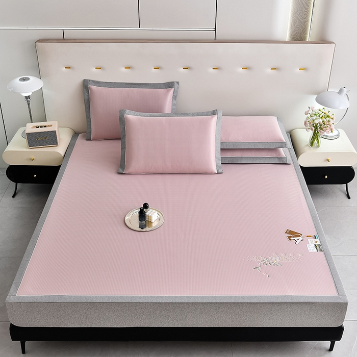 91家纺网 家纺一手货源 找家纺 小牛席业 2026新款花漾芯语绣花凉感冰丝席系列凉席藤席冰藤席冰丝席草席竹席乳胶席凉感豆豆席 粉色