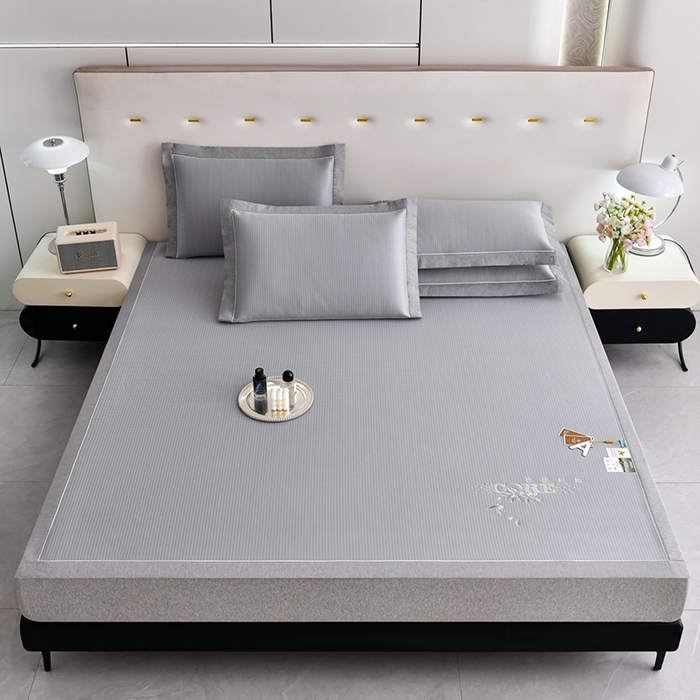 91家纺网 家纺一手货源 找家纺 小牛席业 2026新款花漾芯语绣花凉感冰丝席系列凉席藤席冰藤席冰丝席草席竹席乳胶席凉感豆豆席 灰色